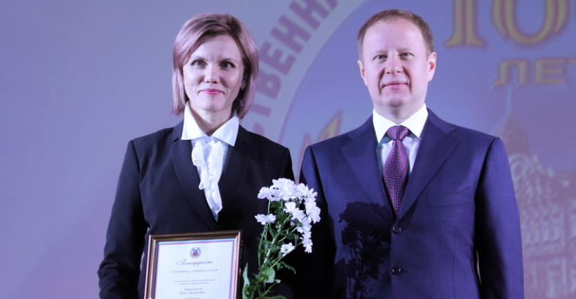 Губернатор Виктор Томенко поздравил сотрудников Алтайкрайстата со столетним юбилеем ведомства